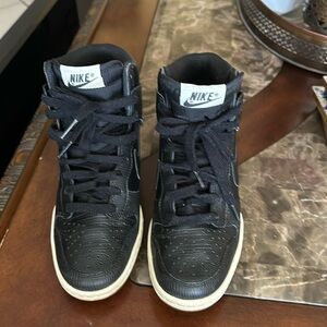 Nike!! high ankle tennis shoes! Completely made of leather! 2 1/2 inch high
